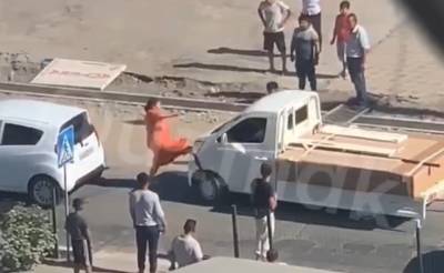 В Ташкенте водители снова устроили разборки на дороге. Автоледи пнула автомобиль обидчика, тот в ответ сбил женщину. Видео - podrobno.uz - Узбекистан - Ташкент - район Сергелийский, Ташкент