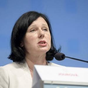 Вера Юрова - Еврокомиссия просит ввести финансовые санкции против Польши - reporter-ua.com - Польша - Брюссель