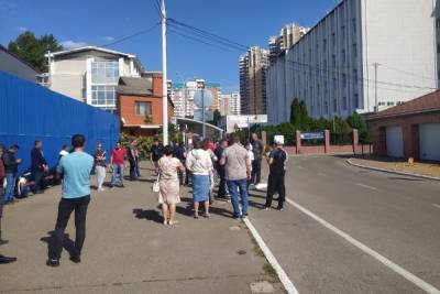 В Краснодарском крае около 100 собственников автомобилей с армянскими номерами вновь собрались у здания таможни и ГИБДД - kuban.mk.ru - Краснодарский край - Краснодар