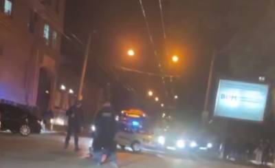 Бросался на людей и ложился на нож: мужчина наделал шума в центре Одессы, видео - politeka.net - Украина - Одесса - Одесская обл.
