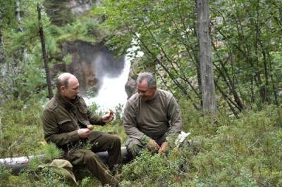 Сергей Шойгу - Владимир Путин - Дмитрий Песков - Телеведущий Новоженов: если Путину и Шойгу будут мешать комары, то в тайге осушат болота - argumenti.ru - Москва - Россия