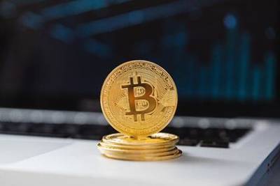 Курс биткоина рухнул - lenta.ru