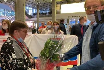 Ставшую чемпионкой мира по шашкам жительницу Ленобласти торжественно встретили в Пулково - online47.ru - Ленинградская обл. - Санкт-Петербург - Болгария