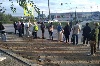 Почти 2 часа в очереди: астраханка пожаловалась на работу маршруток на Трусово - ast.mk.ru - Астрахань
