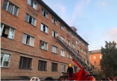 В Умани из-за пожара людей эвакуировали из общежития - lenta.ua - Украина - Киевская обл.