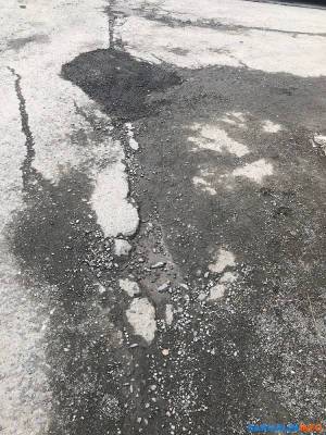 В одном из дворов Южно-Сахалинска ямы засыпали непонятно чем - sakhalin.info - Южно-Сахалинск