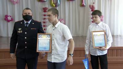 В Красноярске наградили 14-летних подростков, которые задержали преступника - 1tv.ru - Красноярск