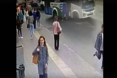 ГИБДД проверяет инцидент с выпавшей из салона пассажиркой автобуса в Омске - omsk.mk.ru - Россия - Омск