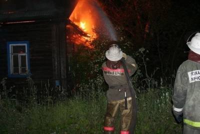 Поздно вечером в Ивановской области сгорел дом с пристройкой - mkivanovo.ru - Ивановская обл.