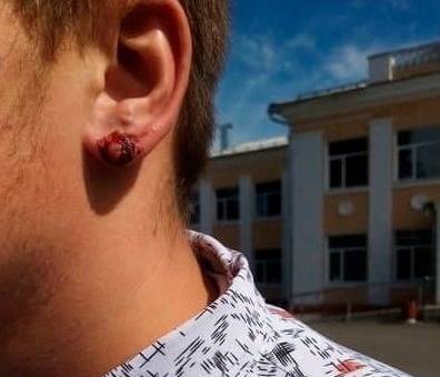 В Курской области директор вырвал серьгу у восьмиклассника из уха - znak.com - Курская обл.