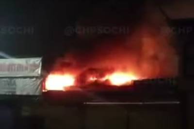 Ночью в Центральном районе Сочи загорелось трёхэтажное здание - kuban.mk.ru - Сочи - Краснодарский край - район Центральный, Сочи