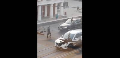 В Воронеже невменяемый мужчина кидался на машины и приставал к прохожим (ВИДЕО) - gorcom36.ru - Воронеж