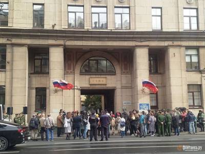 В Петербурге полиция перекрыла Невский — чиновники возлагали цветы жертвам блокады - znak.com - Санкт-Петербург - район Центральный