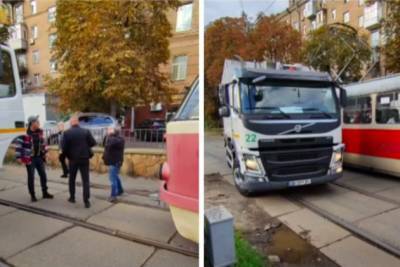 Водители мусоровоза и трамвая не поделили дорогу в Киеве и подрались - rupor.info - Украина - Киев - район Шевченковский