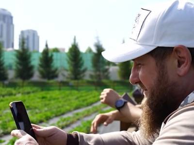 Рамзан Кадыров - Магомед Даудов - Ахмат Кадыров - В Чечне объявили конкурс для эмигрантов на лучшее изображение Рамзана Кадырова и его родителей - rosbalt.ru - Россия - респ. Чечня