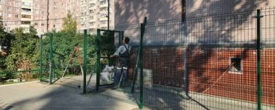 Председательница ТСЖ одного из домов Новосибирска установила забор у себя под окнами - runews24.ru - Новосибирск