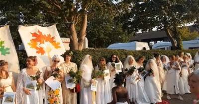 В Великобритании 70 женщин вышли замуж за деревья: видео необычной церемонии - focus.ua - Украина - Англия