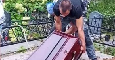 В Балтийске гроб с телом умершего от COVID -19 уронили в могилу во время похорон (видео) - klops.ru - Калининград - Приморск - Балтийск