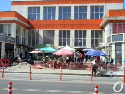 На одесской Екатерининской у Привоза ремонтируют тротуар у молочного корпуса (фото) - odessa-life.od.ua - Украина - Торговля