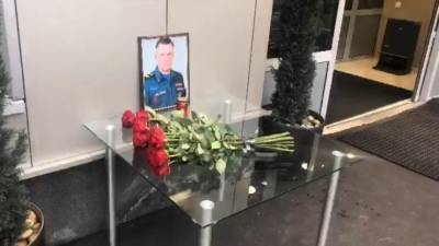 Стихийный мемориал в память о погибшем Евгении Зиничеве появился у здания МЧС - 5-tv.ru - Россия - Норильск