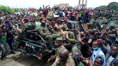 Вооруженные силы Гвинеи присягнули задержавшим президента мятежникам - iz.ru - Израиль - Гвинея - Конакри