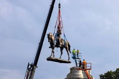 Джордж Флойд - Вирджиния - В США снесли главный памятник в столице Конфедерации - lenta.ru - США