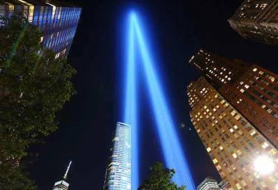 Световые колонны зажглись в Нью-Йорке в память о терактах 11 сентября - vm.ru - США - Нью-Йорк - Нью-Йорк - с. Видео
