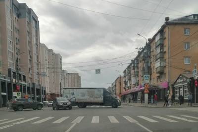 В Твери «газелист» не смог развернуться на перекрестке и задел легковушку - tver.mk.ru - Тверь - район Московский, Тверь