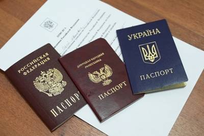 Алексей Резников - Украина назвала заложниками жителей Донбасса с российскими паспортами - lenta.ru - Россия - Украина - Киев - Донбасс