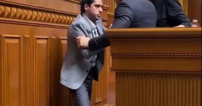 Николай Тищенко - Гео Лерос - Тищенко набросился на Лероса во время выступления в Раде (ВИДЕО) - dsnews.ua - Украина