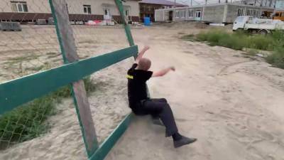 Олег Кожемяко - Губернатор Приморья неожиданно приехал на стройку школы и встретил там только вусмерть пьяного сторожа - newdaynews.ru - Приморье край