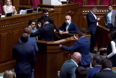 Владимир Зеленский - Никита Потураев - Николай Тищенко - Гео Лерос - Сезон в Раде начался с драки: Николай Тищенко вытолкал с трибуны Гео Лероса - kp.ua - Украина