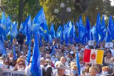 В Киеве начался митинг за выборы в Донбассе - lenta.ru - Киев - Луганская обл. - Белоруссия - Донецкая обл.