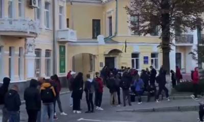 Огромная очередь выстроилась в харьковский военкомат, стоят с 5 утра: кадры с места - politeka.net - Украина - Харьков