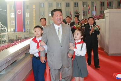 Джо Байден - Похудевший Ким Чен Ын появился на военном параде - lenta.ru - Южная Корея - США - КНДР - Пхеньян