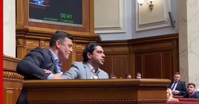 Владимир Зеленский - Андрей Ермак - Николай Тищенко - Гео Лерос - В Раде произошла драка из-за оскорблений в адрес Зеленского - profile.ru - Украина - Минск
