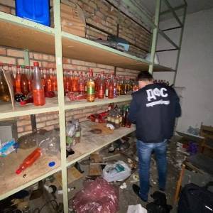 Во время обысков в Запорожье изъяли 100 тысяч литров алкоголя. Фото - reporter-ua.com - Украина - Запорожская обл. - Запорожье