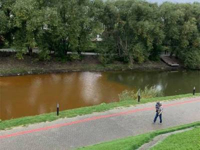 В Екатеринбурге река Исеть окрасилась в коричневый цвет - nakanune.ru - Екатеринбург