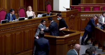 Владимир Зеленский - Николай Тищенко - Нардеп Тищенко силой заткнул Гео Лероса, заговорившего с трибуны Рады о "вагнеровцах" - delo.ua - Украина