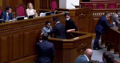 Николай Тищенко - Гео Лерос - Лерос после нападения Тищенко завершил выступление о "самом выдающемся посмешище страны" (ВИДЕО) - dsnews.ua - Украина