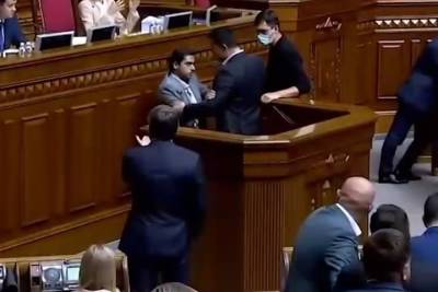 Николай Тищенко - Подравшийся с коллегой депутат Рады назвал Зеленского больным - mk.ru - Украина