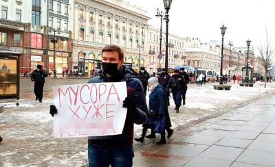 Алексей Навальный - В Петербурге правозащитника будут судить за плакат «мусора хуже *****» - znak.com - Россия - Санкт-Петербург