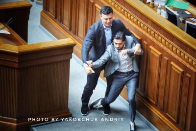 Владимир Зеленский - Александр Дубинский - Николай Тищенко - Лерос — предатель: Тищенко прокомментировал инцидент у трибуны в ВР (видео) - sharij.net - Украина