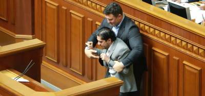 Владимир Зеленский - Андрей Ермак - Николай Тищенко - В Раде бардак и потасовка из-за «вагнеровцев». Ермака объявили... - politnavigator.net - Украина