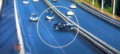 На мосту в Петрозаводске автомобиль выбросило на отбойники (ВИДЕО) - stolicaonego.ru - Петрозаводск - республика Карелия