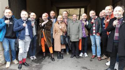 Борис Вишневский - Активисты "Яблока" пришли к Горизбиркому в масках Вишневского - dp.ru - Санкт-Петербург