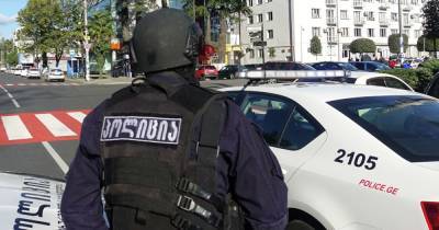 В Грузии вооруженный мужчина захватил филиал банка и требует более $160 тысяч (видео) - focus.ua - Украина - Грузия - Тбилиси - Захват