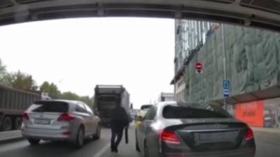 Водитель Mercedes снял номера на дороге во время поездки в Москве - vm.ru - Москва