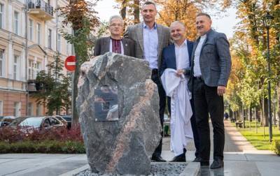 Виталий Кличко - Иван Франко - В Киеве при участии Кличко заложили камень на месте скульптурной композиции - korrespondent.net - Украина - Киев