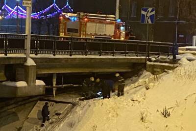 Ранним утром в Твери спасатели доставали мужчину из-под моста - afanasy.biz - Тверь - Тверская обл.